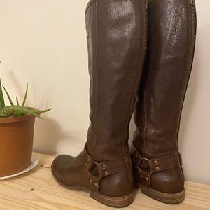 Gorgeous Frye zip up boots. Size 8.5.